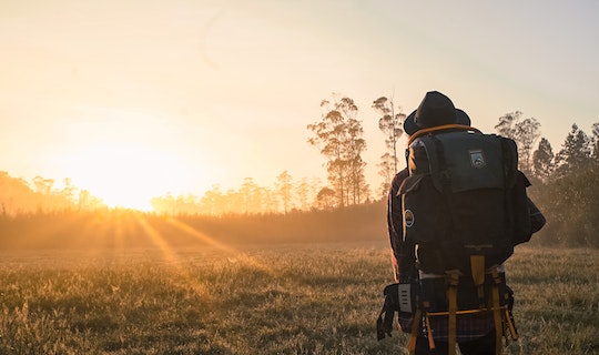 Homem no campo viajando